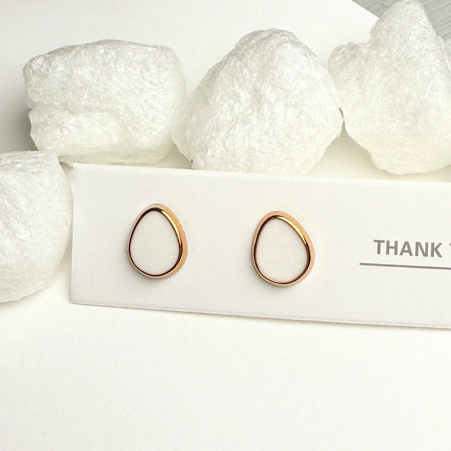 Oval shape white and golden enamel simple stud earrings G4