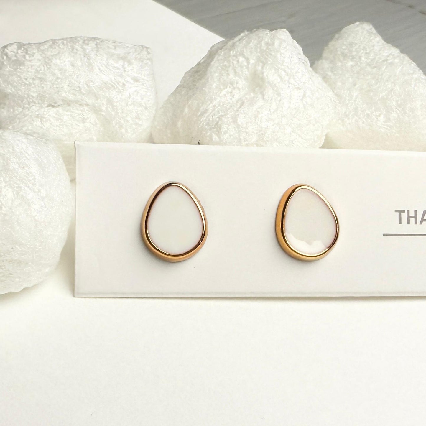 Oval shape white and golden enamel simple stud earrings G4